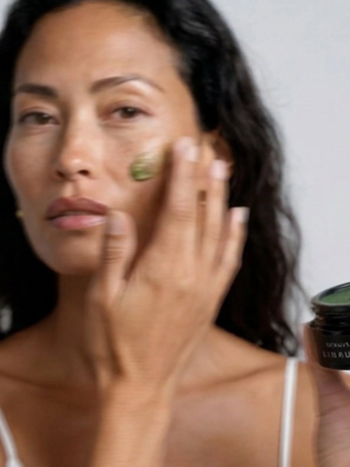 Model smoothing OSHAN LĪHAU Restoring Gelée across her cheek.